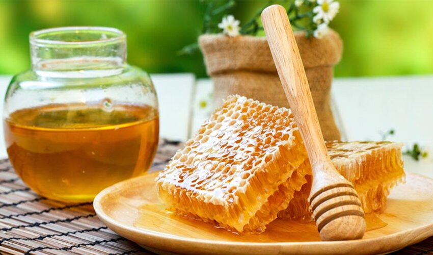 آیا عسل را با موم بخوریم یا بدون موم؟
