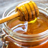 تغذیه با شکر تقلب در تولید عسل است