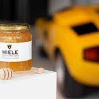 شرکت خودروسازی بنتلی موفق به برداشت 1 هزار شیشه عسل از 10 کندوی خود شد!