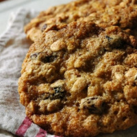 دستور تهیه شیرینی جو پرک با آجیل و عسل