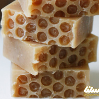 موم زنبور عسل، ماده ای مناسب برای ساخت صابون