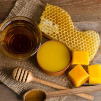 12 خاصیت بی نطیر موم زنبور عسل و عوارض آن