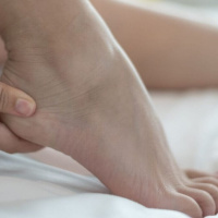 درد پاشنه پا بعد از بیدار شدن از خواب + راهکارهای درمان خانگی