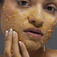 چند اسکراب خانگی عالی برای جوانسازی و روشن شدن پوست صورت