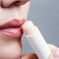 بالم لب گیاهی چیست ؟ /  فواید منحصر به فرد بالم لب گیاهی