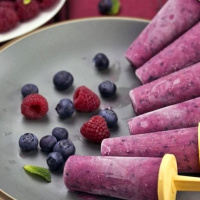 طرز تهیه بستنی یخی رژیمی با طعم موز، تمشک و عسل