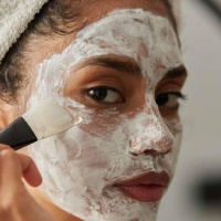بهترین لایه بردارهای خانگی برای پوست چرب