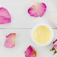 بررسی خواص ضدباکتریایی ژل رویال و کاربردهای آن در محصولات آرایشی و بهداشتی