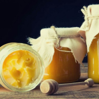 عسل ، یک خوردنیِ شیرین با ارزش غذایی فراوان