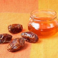 بهتر است افطار را با مواد قندی طبیعی و خوب مانند خرما و عسل آغاز کنید