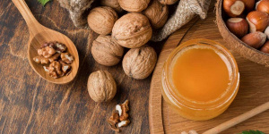 خاصیت باور نکردنی ترکیب گردو و عسل برای درمان سرماخوردگی