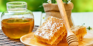 آیا عسل را با موم بخوریم یا بدون موم؟