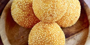 آموزش شیرینی پزی / طرز تهیه شیرینی کنجدی نارگیلی با طعم عسل