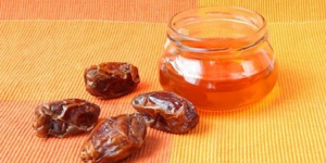 بهتر است افطار را با مواد قندی طبیعی و خوب مانند خرما و عسل آغاز کنید